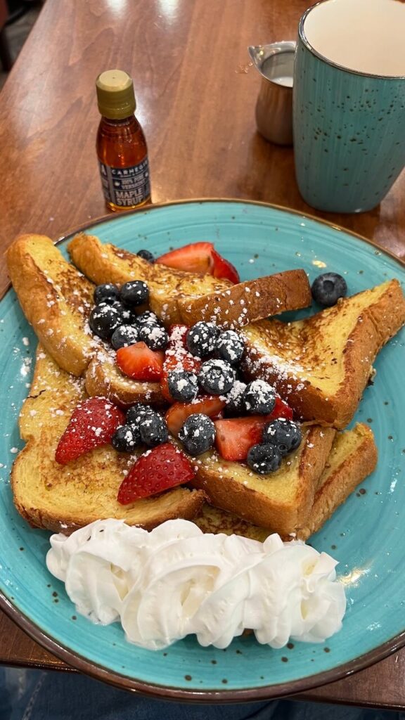 Colazione al Carnegie Diner di New York con french toast