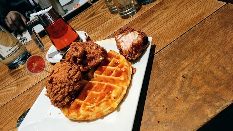 Brunch da Friendman's con waffle e pollo fritto