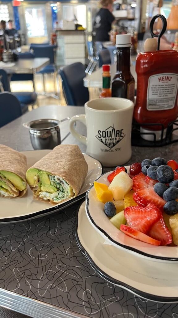 Colazione allo square diner di New York con avocado wrap e frutta