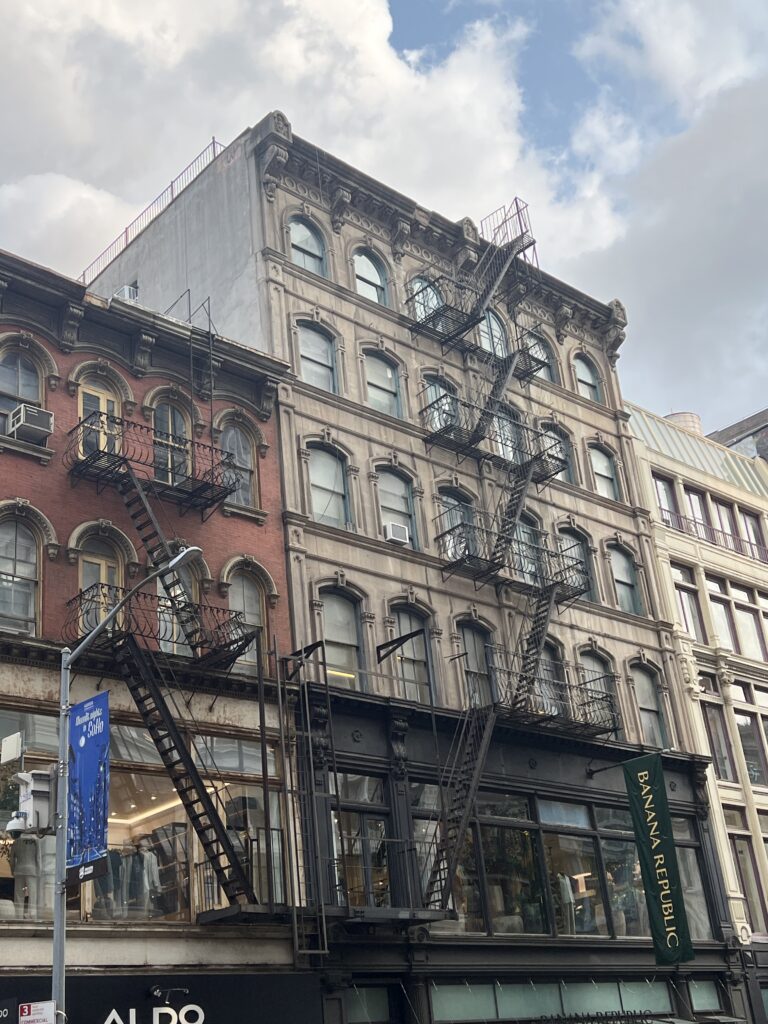 Edificio residenziale di New York a Soho con scalinate antiincendio esterne